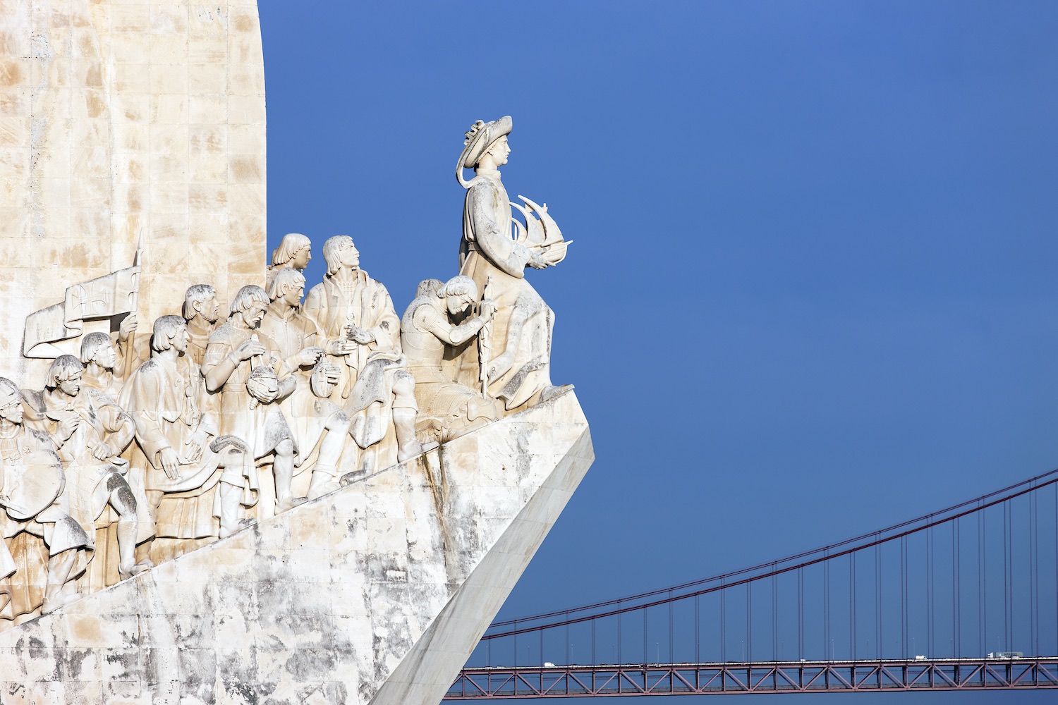 Estatuas del monumento a los descubrimientos de Lisboa